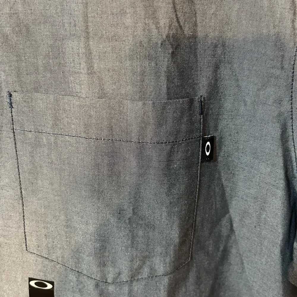 Mens NWT Oakley Gray Casual Short Sleeve Button Up Shirt Size XL - Picture 3 of 7